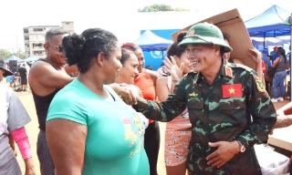 Đoàn cứu hộ Việt Nam trao quà hỗ trợ người dân vùng động đất tại Venezuela