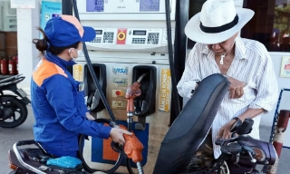 Xăng E10RON95-III giảm 412 đồng, dầu diesel tăng 569 đồng từ 15 giờ 9/7