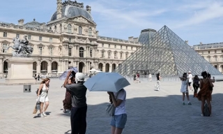Pháp đóng cửa sớm tháp Eiffel và nhiều điểm du lịch do nắng nóng