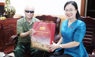 Đại biểu Quốc hội Đỗ Thị Việt Hà thăm, tặng quà người có công trên địa bàn tỉnh Bắc Ninh