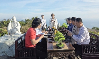Ra mắt tour thưởng trà trên đỉnh Bàn Cờ như tỷ phú Bill Gates