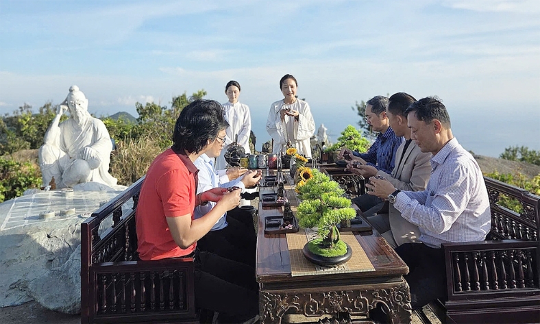  Ra mắt tour thưởng trà trên đỉnh Bàn Cờ như tỷ phú Bill Gates
