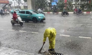 Hà Nội quyết liệt xử lý các "điểm nghẽn" úng ngập, môi trường đô thị