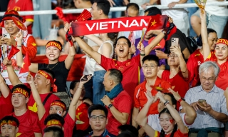 Cổ động viên Việt Nam 'đổ bộ' sân Rajamangala, mua hết vé khu vực đội khách
