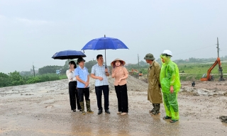 Phó Chủ tịch HĐND tỉnh Lâm Thị Hương Thành kiểm tra công tác bảo đảm an toàn đê điều tại xã Xuân Cẩm