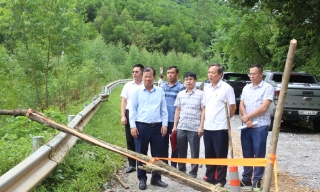 Phó Chủ tịch UBND tỉnh Phan Thế Tuấn kiểm tra các điểm sạt lở gây mất an toàn giao thông