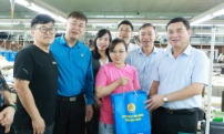 Trưởng Ban Nội chính Tỉnh ủy Vũ Trí Hải thăm, tặng quà người lao động Công ty Vina Hanhee bị ảnh hưởng do bão số 4 