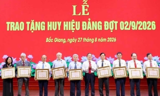 Chủ tịch UBND tỉnh Phạm Hoàng Sơn dự Lễ trao tặng Huy hiệu Đảng đợt 2/9 tại phường Bắc Giang