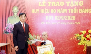 Trưởng Ban Tổ chức Trung ương Nguyễn Duy Ngọc trao Huy hiệu cho đảng viên 80 năm tuổi Đảng tại Bắc Ninh