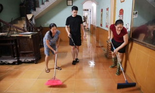 Bắc Ninh: Người dân ven sông Cầu khẩn trương dọn dẹp sau lũ 
