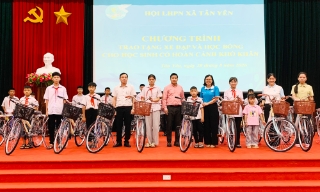 Bắc Ninh: Nhiều phần quà ý nghĩa dành tặng học sinh có hoàn cảnh khó khăn