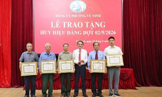 Trưởng Ban Tổ chức Tỉnh ủy Vũ Minh Hiếu dự Lễ trao tặng Huy hiệu Đảng tại phường Vũ Ninh