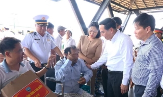 Đón 32 lao động gặp nạn trên biển về địa phương an toàn