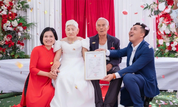 Bắc Ninh: Đám cưới lại của 7 cặp vợ chồng trong gia đình 