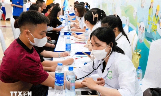 Nhân viên y tế được hưởng 6 mức phụ cấp ưu đãi nghề, cao nhất là 80%