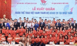 Lê Thanh Thúy và Đinh Quang Kiệt cầm cờ Đoàn Việt Nam tại khai mạc ASIAD 20
