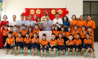 Phó Chủ tịch UBND thành phố Đào Quang Khải tặng quà Tết Trung thu tại xã Yên Thế và phường Bố Hạ