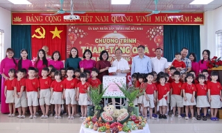 Phó Trưởng Đoàn đại biểu Quốc hội thành phố Bắc Ninh Trần Văn Tuấn tặng quà Tết Trung thu tại Trường Mầm non Yên Phong số 3