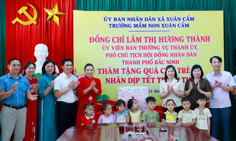  Phó Chủ tịch HĐND thành phố Lâm Thị Hương Thành tặng quà Trung thu học sinh Trường Mầm non Xuân Cẩm