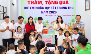 Tặng quà trẻ em tại Trung tâm Hỗ trợ phát triển giáo dục hòa nhập Bắc Ninh