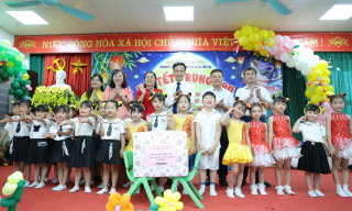 Giám đốc Công an thành phố Bắc Ninh thăm, tặng quà thiếu nhi Trường Mầm non Gia Bình