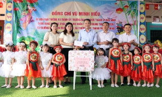 Trưởng Ban Tổ chức Thành ủy Bắc Ninh Vũ Minh Hiếu tặng quà thiếu nhi Trường Mầm non Trường Sơn