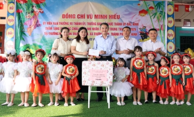  Trưởng Ban Tổ chức Thành ủy Bắc Ninh Vũ Minh Hiếu tặng quà thiếu nhi Trường Mầm non Trường Sơn