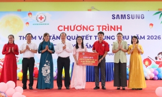 Phó Chủ tịch HĐND thành phố Nghiêm Xuân Hưởng tặng quà Trung thu tại phường Tam Sơn
