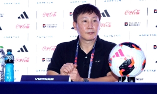 Huấn luyện viên Kim Sang Sik nhận trách nhiệm sau trận thua Thái Lan