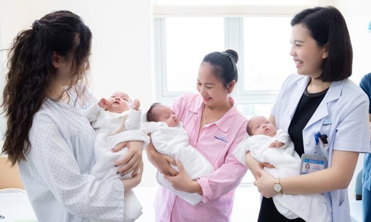 Mẹ mang tam thai, một bé chào đời tuần 27, hai bé còn lại được giữ thêm 36 giờ
