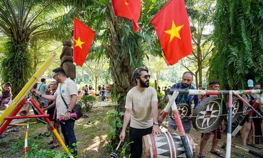 Bạn bè quốc tế khám phá nét văn hóa đặc sắc của 54 dân tộc Việt Nam