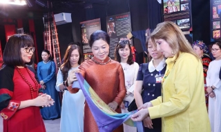 Phu nhân Tổng Bí thư, Chủ tịch nước Tô Lâm và Phu nhân Tổng thống Panama tìm hiểu văn hóa các dân tộc Việt Nam