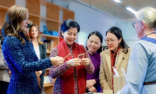 Phu nhân Tổng Bí thư, Chủ tịch nước cùng Hoàng hậu Đan Mạch trao tặng “Tủ sách Việt Nam” cho thư viện tại Copenhagen