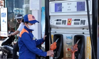 Giá xăng giảm trong khi dầu diesel tăng từ 15 giờ ngày 22/10