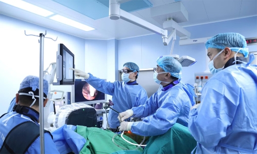 Lần đầu tiên tại Việt Nam phẫu thuật nắn chỉnh vẹo cột sống không ghép xương