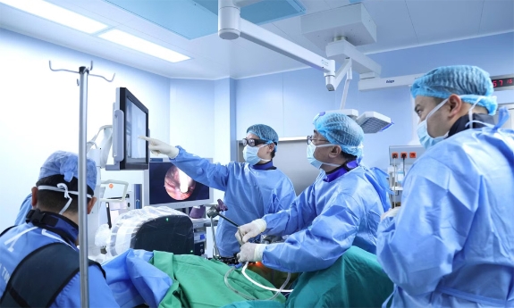 Lần đầu tiên tại Việt Nam phẫu thuật nắn chỉnh vẹo cột sống không ghép xương