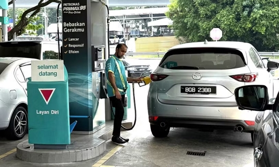 Malaysia sẵn sàng chi hơn 11 tỷ USD mỗi năm trợ giá nhiên liệu