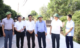 Phó Chủ tịch UBND thành phố Phan Thế Tuấn kiểm tra việc triển khai hỗ trợ làm đường giao thông tại 5 xã, phường