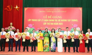 Trường Chính trị Nguyễn Văn Cừ bế giảng lớp Trung cấp lý luận chính trị hệ không tập trung