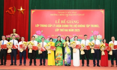  Trường Chính trị Nguyễn Văn Cừ bế giảng lớp Trung cấp lý luận chính trị hệ không tập trung