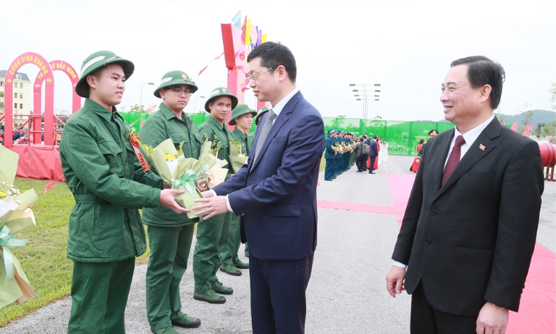  Đồng chí Trần Huy Phương, Phó Bí thư Tỉnh ủy dự Lễ giao, nhận quân tại điểm số 8, Khu vực phòng thủ Khu vực 4 - Hạp Lĩnh