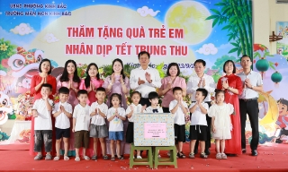 Đoàn đại biểu thành phố Bắc Ninh thăm, tặng quà Trường Mầm non Kinh Bắc