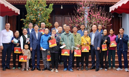 Trao tặng 20 suất quà Tết cho người khuyết tật phường Nếnh