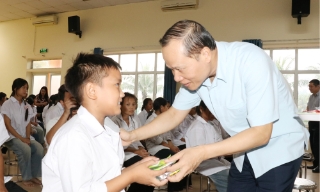 Phó Chủ tịch Thường trực UBND thành phố Mai Sơn tặng quà Trung thu tại Trung tâm Từ thiện và Hướng nghiệp Phật Tích