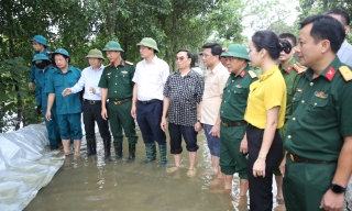Kịp thời hỗ trợ di chuyển tài sản, sơ tán dân và chống tràn đê bối Quả Cảm, Đương Xá 1