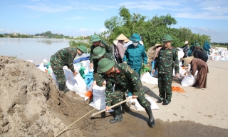 Ban Chỉ huy phòng thủ khu vực 4 huy động 100 cán bộ, chiến sĩ, dân quân hỗ trợ chống tràn đê bối Đẩu Hàn