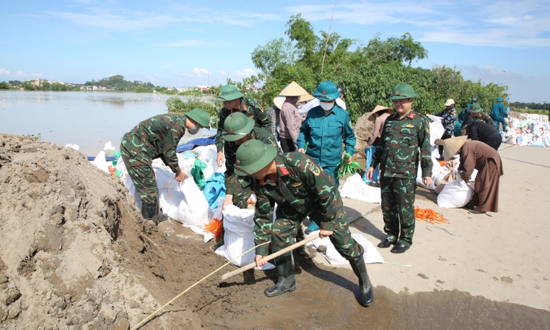  Ban Chỉ huy phòng thủ khu vực 4 huy động 100 cán bộ, chiến sĩ, dân quân hỗ trợ chống tràn đê bối Đẩu Hàn