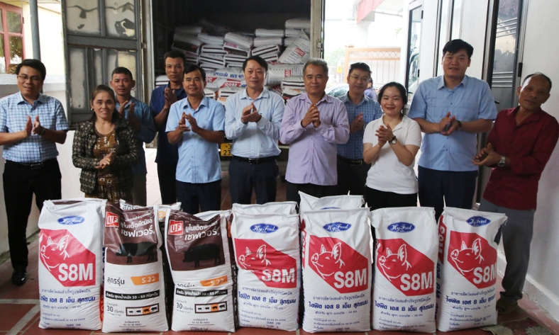  Tặng gần 16 tấn thức ăn chăn nuôi cho 20 hộ dân xã Hợp Thịnh