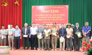 Tặng cá giống, thuốc thú y cho hộ nuôi thuỷ sản ở phường Đa Mai