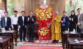  Chủ tịch HĐND tỉnh Nguyễn Việt Oanh chúc Tết Thượng tọa Thích Đức Thiện 